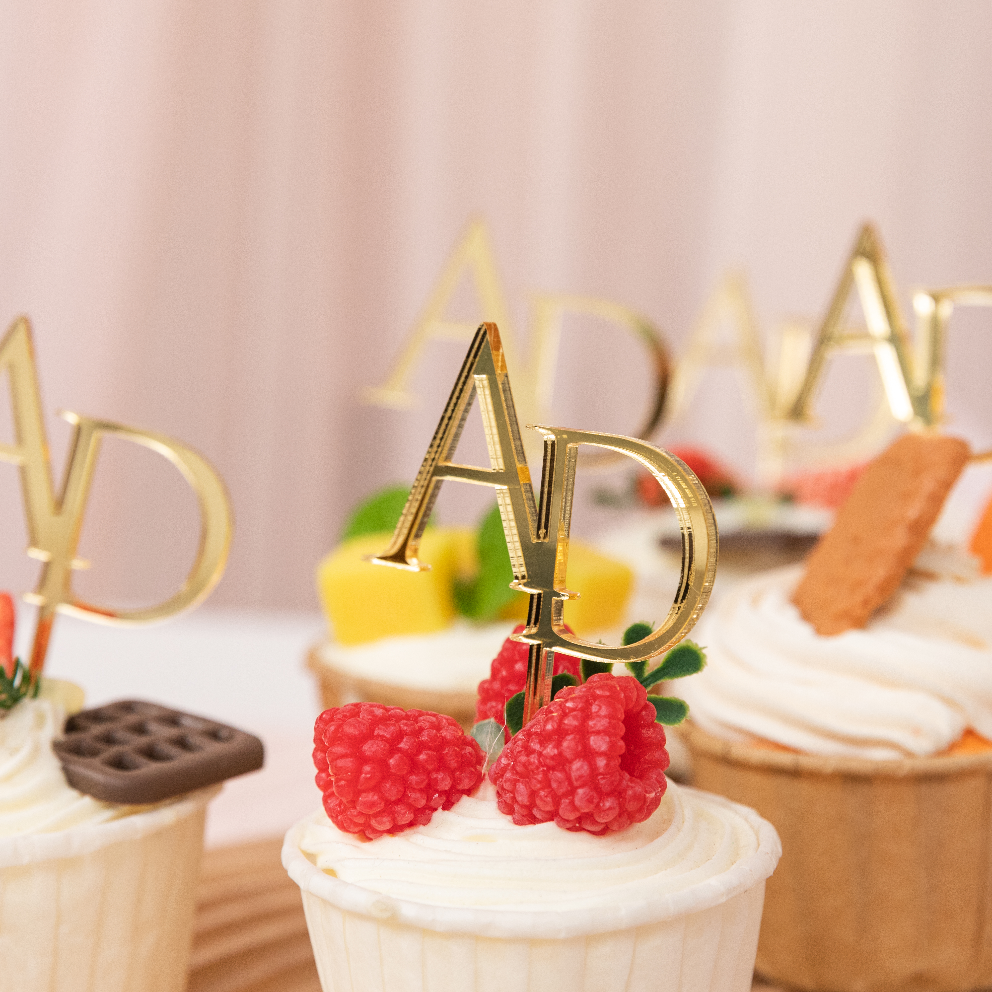 Topper per torta con specchio dorato con targhetta con nome semplice CNST009