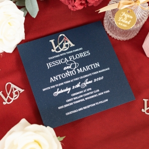 Elegante invito quadrato con stemma monogramma 3D argentato (Iniziali) — WSNT015