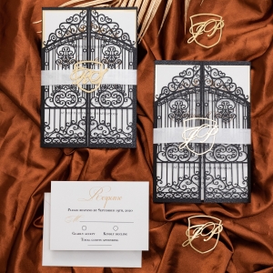 Elegante set di inviti con apertura a cancello nera e iniziali 3D dorate personalizzate WSNT036